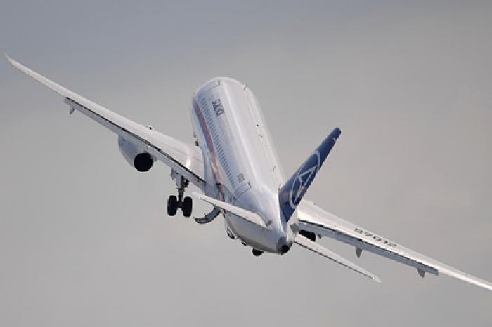 SSJ-100 совершил аварийную посадку из-за неисправности на борту