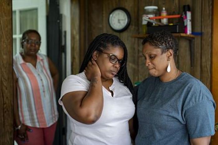 Стало известно о насилии полицейских над темнокожей женщиной в США