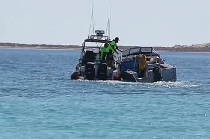 Сын бросил тела погибших родителей и четыре часа плыл в кишащей акулами воде