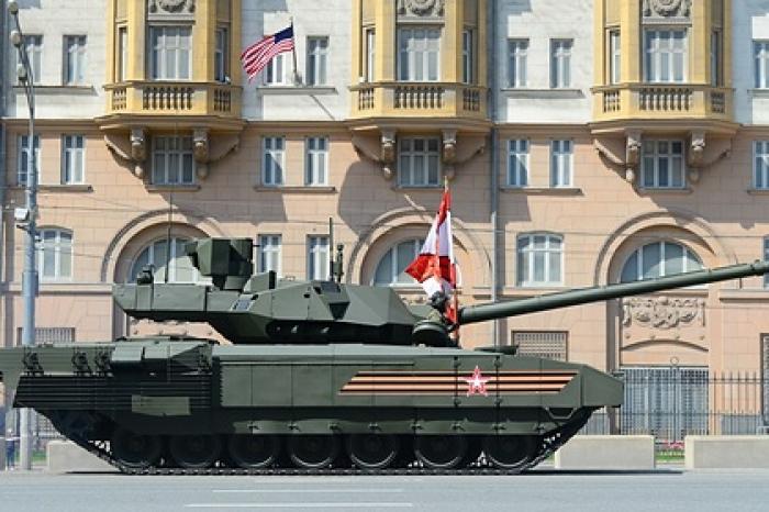 Танки Т-90 проехали перед посольством США в Москве