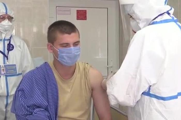 Вакцинацию первых российских добровольцев от COVID-19 показали на видео