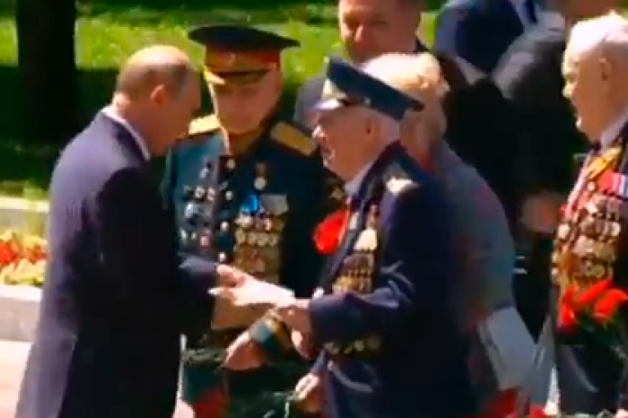 Ветеран передал Путину письмо и попал на видео