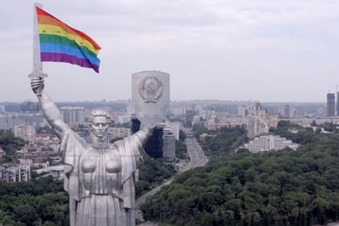 В Киеве «повесили» флаг ЛГБТ на меч «Родины-матери»