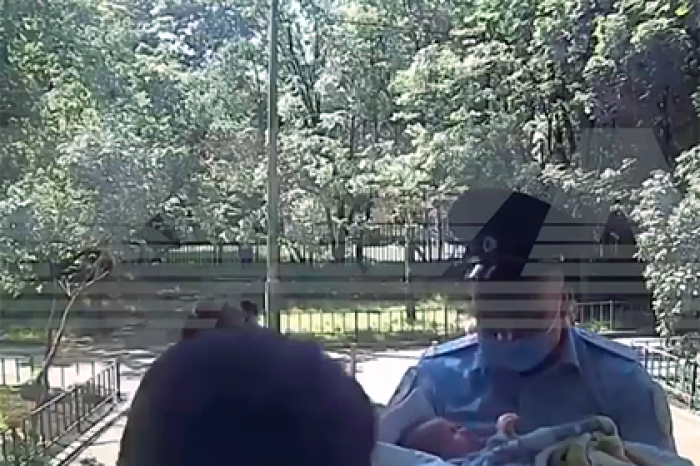 В московской квартире нашли пятерых кричащих младенцев без родителей