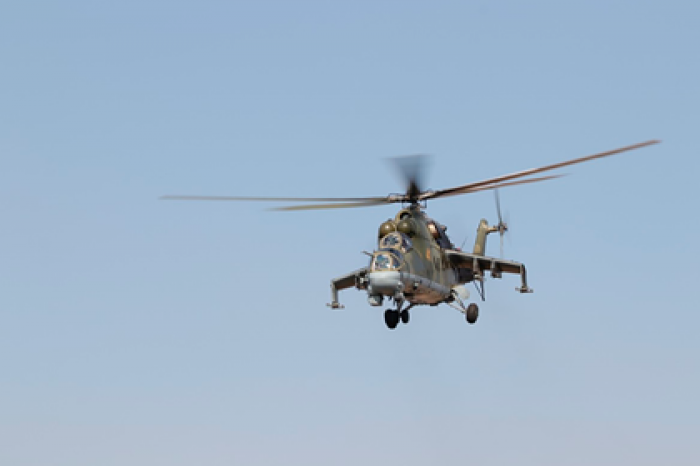 Военный вертолет экстренно сел на трассу в Подмосковье