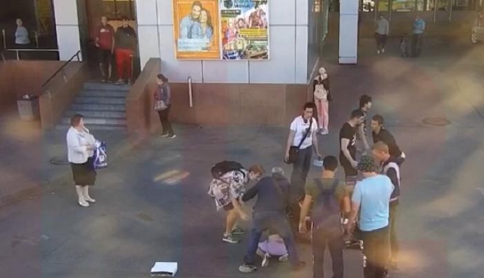 В Санкт-Петербурге избили уличного музыканта и его беременную подругу