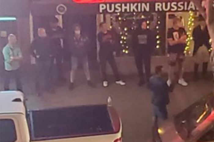 В США люди с оружием отстояли русский ресторан и ликеро-водочный