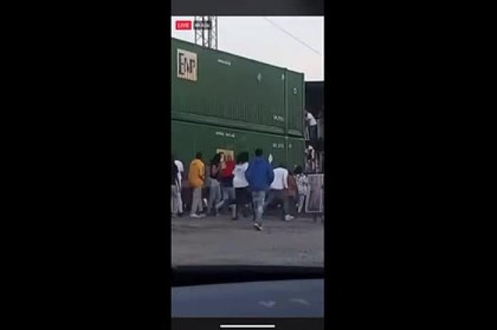 В США толпа разграбила поезд на ходу
