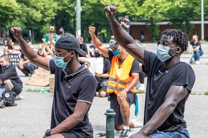 В США во время протестов из-за убийства полицией чернокожего врача погиб человек