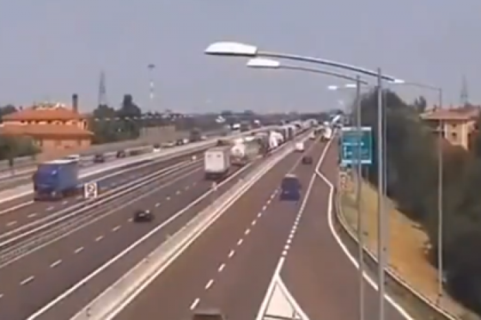Взрыв бензовоза на трассе в Китае попал на видео