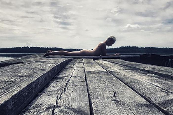 Актриса Дарья Мороз выложила сделанное дочерью голое фото