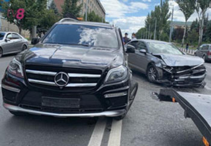 АВТОМОБИЛЬ БИЗНЕСМЕНА ВЯЧЕСЛАВА ПЛАТОНА ПОПАЛ В АВАРИЮ, ГРУБО НАРУШИВ ПРАВИЛА В ЦЕНТРЕ КИШИНЕВА