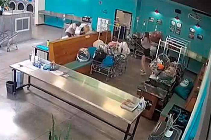 Чернокожий мужчина напал на работниц прачечной с ручной пилой и попал на видео