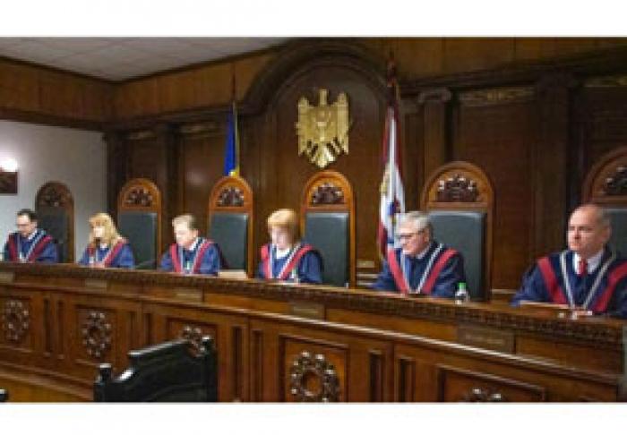 ДОСРОЧНЫЕ ПАРЛАМЕНТСКИЕ ВЫБОРЫ НЕ МОГУТ ПРОВОДИТЬСЯ В ОДИН ДЕНЬ С ВЫБОРАМИ ПРЕЗИДЕНТА – КОНСТИТУЦИОННЫЙ СУД