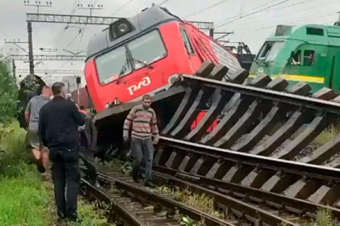 Два грузовых поезда столкнулись и сошли с рельсов в Петербурге