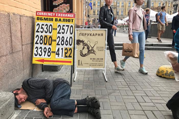 Экономика Украины продолжила падать
