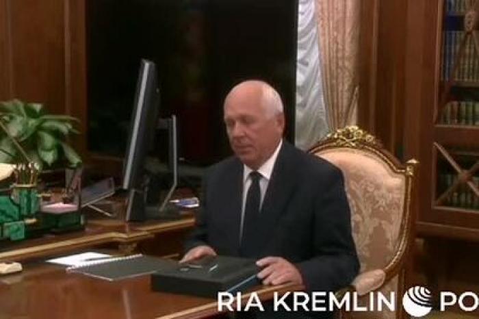 Глава «Ростеха» принес Путину увесистый кейс