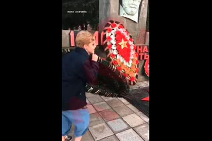 Глумление подростка над мемориалом Великой Отечественной попало на видео