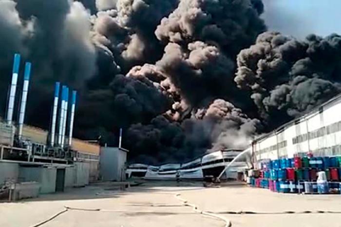Густой черный дым от пожара на российском складе попал на видео