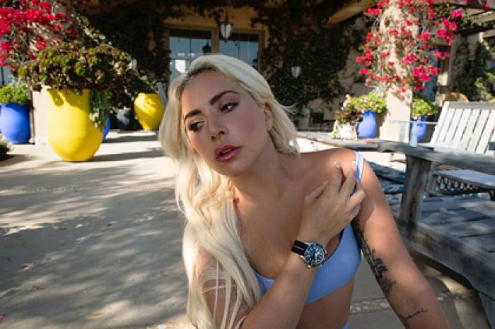 Леди Гага показала часы за сотни тысяч рублей на фото в бюстгальтере