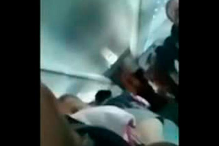 Массовая драка пассажиров в аэропорту из-за отмены рейса попала на видео