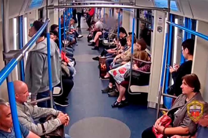 Нападение на пассажиров московского метро с газовым баллончиком попало на видео