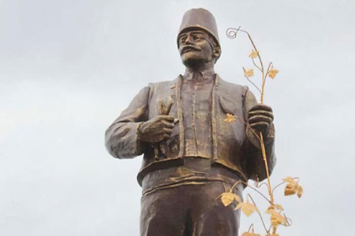 На Украине памятник Ленину превратили в болгарского колониста