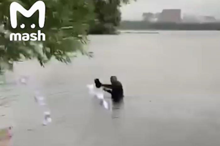 Нелегальный перевозчик спрятался от полиции в Москве-реке