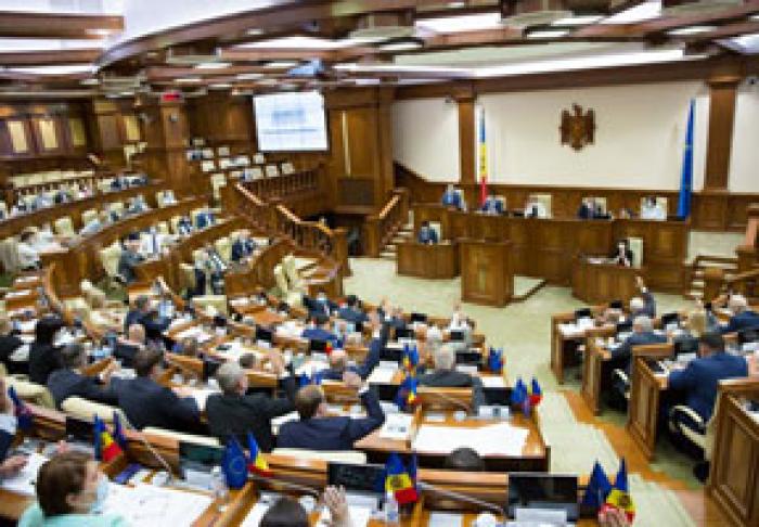 ПАРЛАМЕНТ СОКРАТИЛ МИНИМАЛЬНОЕ КОЛИЧЕСТВО ЧЛЕНОВ ДЛЯ РЕГИСТРАЦИИ ПАРТИИ С ЧЕТЫРЕХ ДО ТЫСЯЧИ ЧЕЛОВЕК