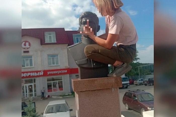 Показавшую средний палец бюсту Героя СССР российскую школьницу затравили в сети