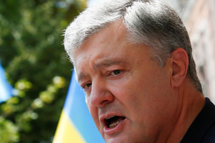 Порошенко попросил судью отпустить в туалет «обосравшегося» прокурора
