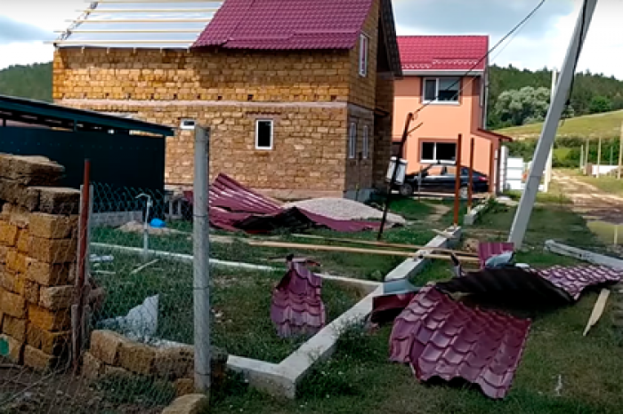 Последствия разрушительного шторма в Крыму показали на видео