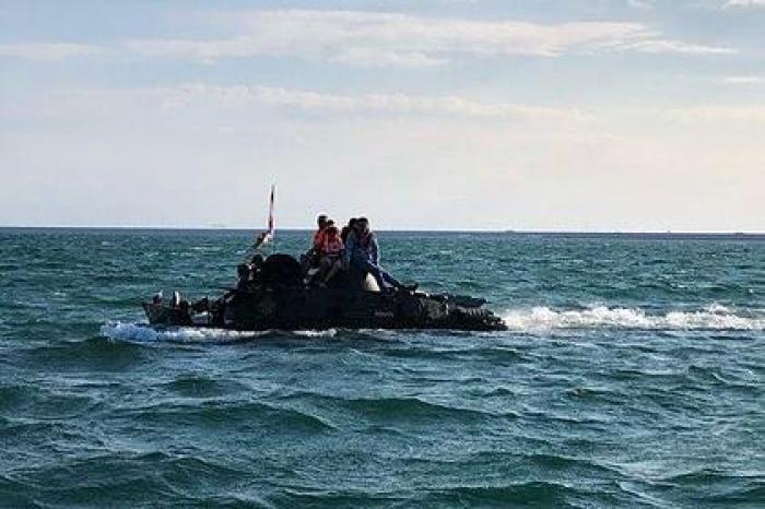 Появились подробности затопления бронемашины в Керченском проливе
