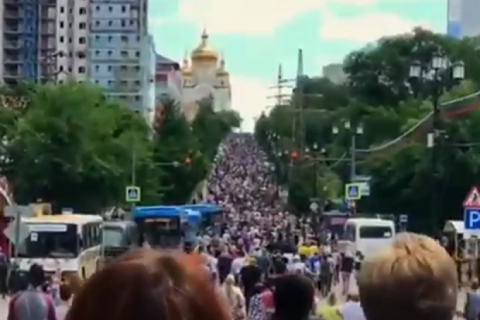 Появились видео с многотысячного шествия в Хабаровске в поддержку Фургала