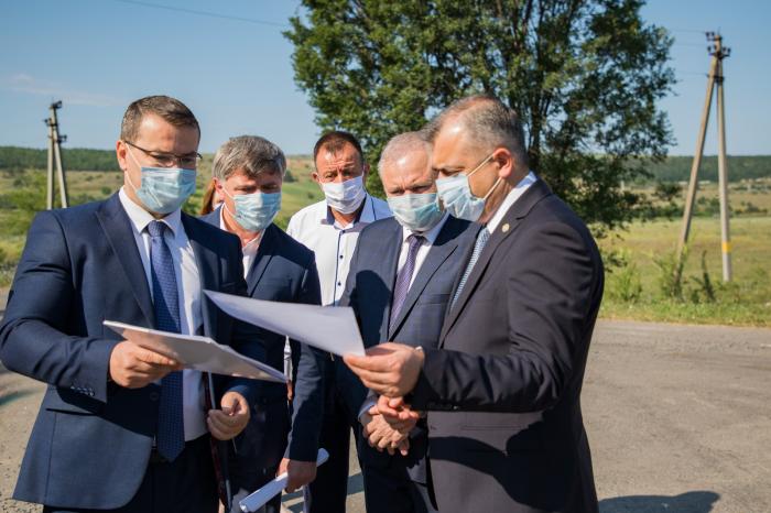 Premierul Chicu, în vizită inopinată la Criuleni: „Până nu ne vom asigura că se respectă calitatea reparației drumurilor – nu vom plăti niciun ban!”