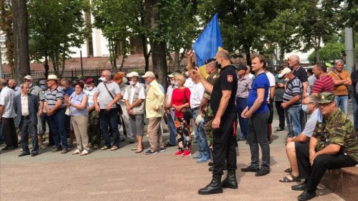 Протест перед парламентом: десятки собравшихся требут оставки кабмина (ВИДЕО)