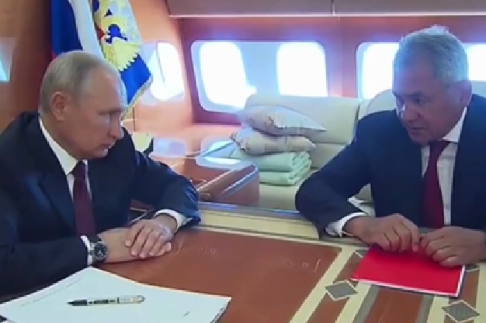 Путин и Шойгу на борту самолета обсудили программу вооружения