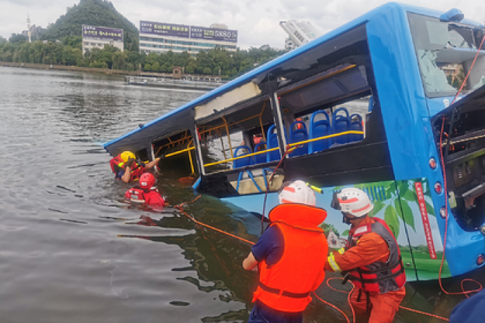 Раскрыта причина падения автобуса со школьниками в водохранилище