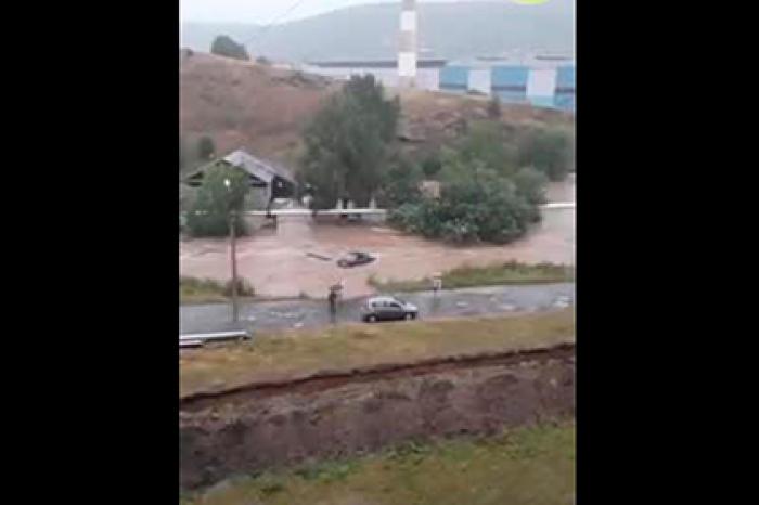 Разрушительный потоп в российском городе попал на видео