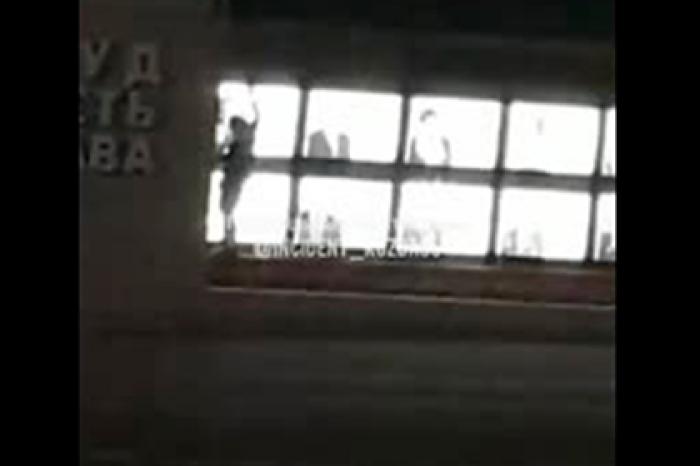 Россиянин сорвал со стелы почета фото ушедшего после «Зимней вишни» губернатора