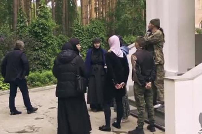 Собчак показала новое видео нападения в монастыре на Урале