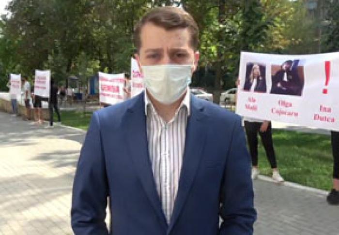 У АПЕЛЛЯЦИОННОЙ ПАЛАТЫ КИШИНЕВА СОСТОЯЛАСЬ АКЦИЯ ПРОТЕСТА «ПРОТИВ КОРРУМПИРОВАННЫХ СУДЕЙ»
