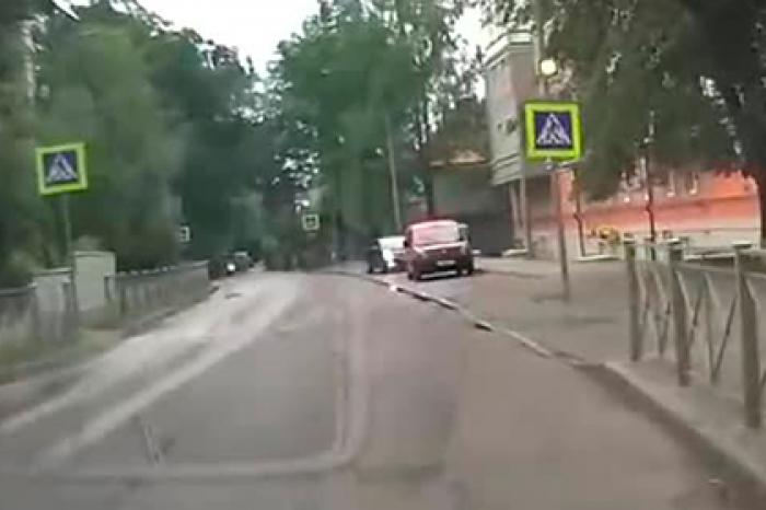 В Калининграде автомобиль провалился под недавно отремонтированный асфальт