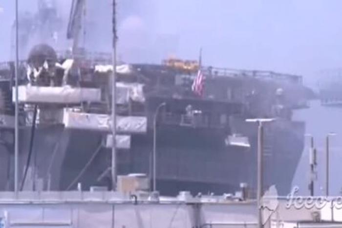 ВМС США показали тушение пожара на корабле вертолетами