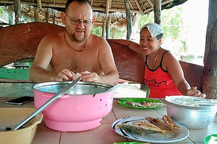 Застрявшие на островах туристы купили лодку и научились рыбачить ради выживания