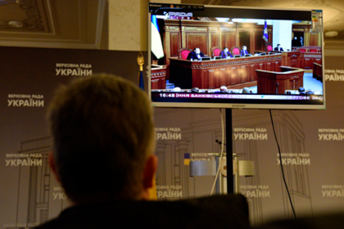 Зеленский решил отменить ограничение зарплат чиновников
