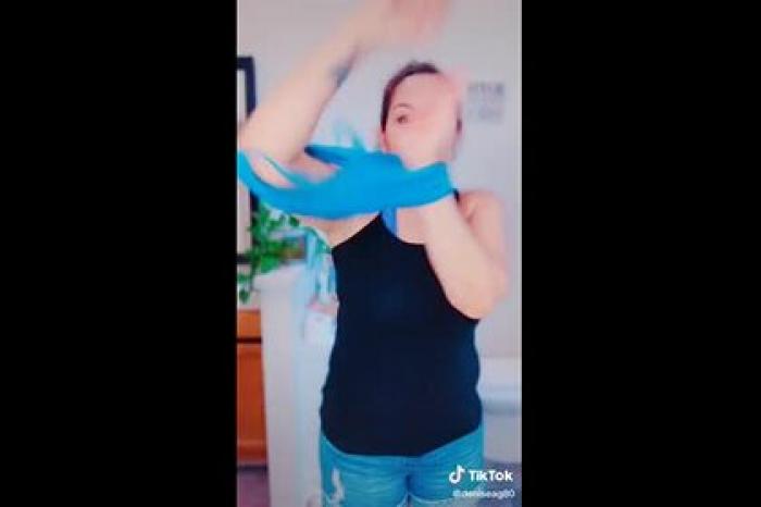 Женщина объяснила необходимость защитной маски на примере бюстгальтера