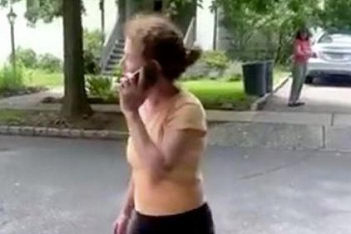 Женщина пожаловалась в полицию на украшающую свой двор чернокожую пару