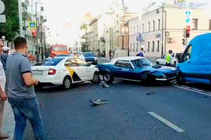 Арендованный Ford Mustang разбился в Москве и попал на видео