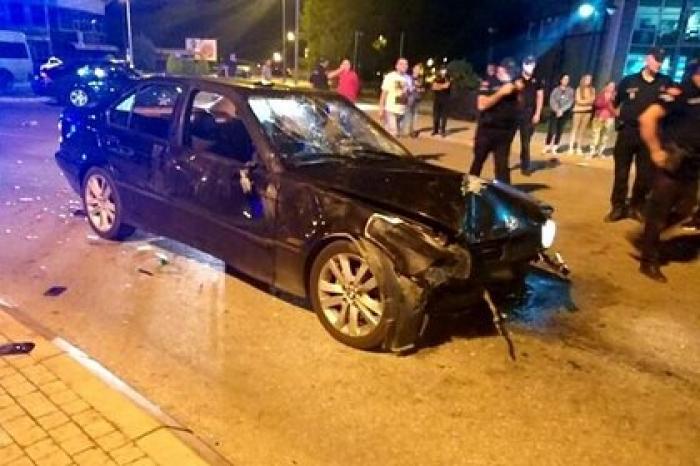 BMW въехал в празднующих победу оппозиционеров в Черногории